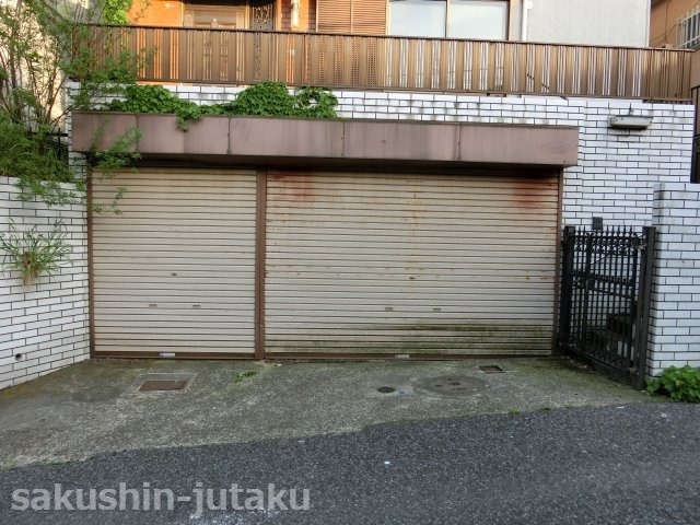 習志野市藤崎７丁目　中古戸建　の駐車場|地下大型ガレージ
