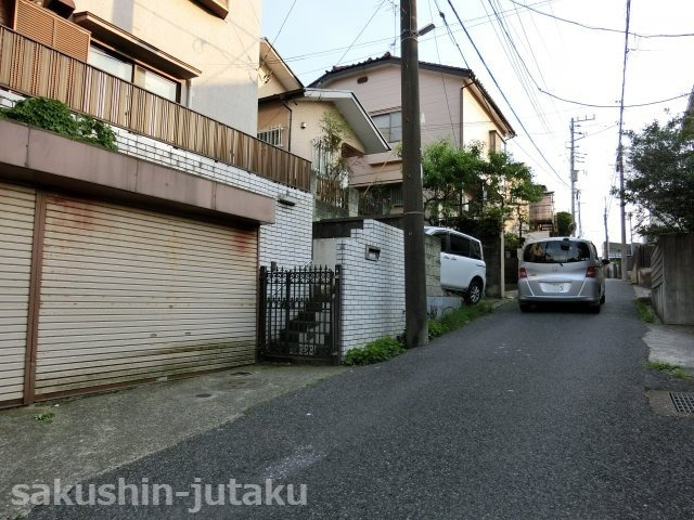 習志野市藤崎７丁目　中古戸建　の前面道路含む現地写真