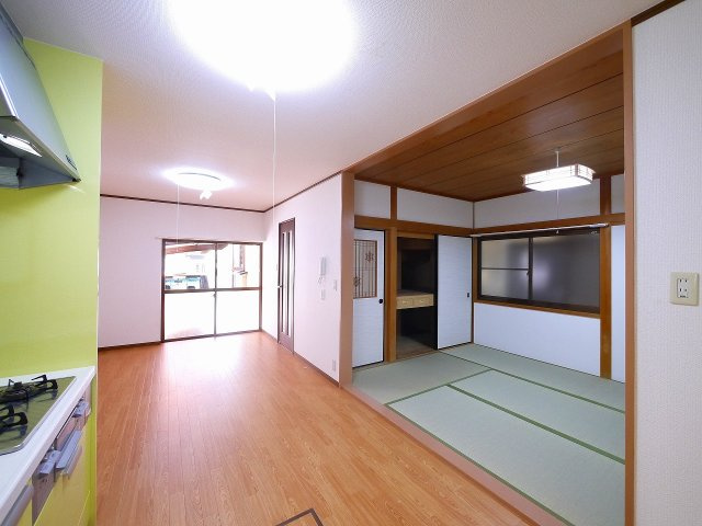 奈良市恋の窪戸建の居間・リビング|ゆったりとした居間です