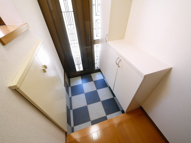 奈良市恋の窪戸建の玄関|収納もある玄関です