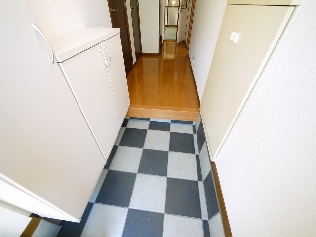 奈良市恋の窪戸建の玄関|明るい玄関です