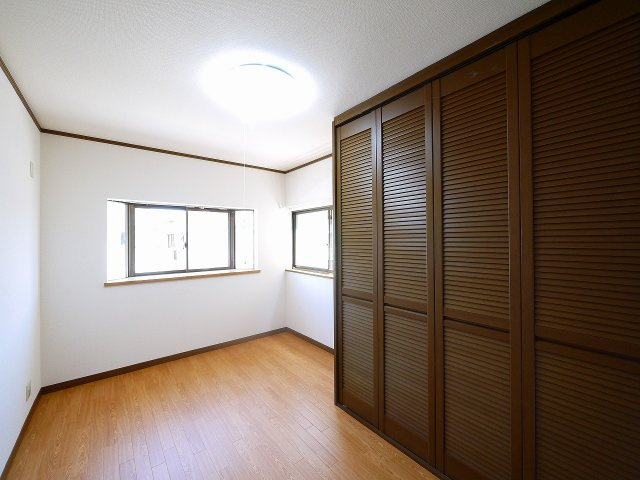 奈良市恋の窪戸建の洋室|ゆったりした洋室です