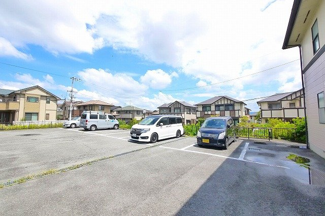 エステートピアＶハヤノＩＩＩの駐車場|敷地内に駐車場があります