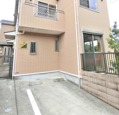 【駐車場】 | リヴェールKTSⅡ | いつでも目の届く敷地内に駐車場があります♪お車をお持ちのファミリーさんにもオススメです☆