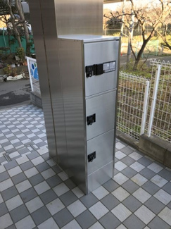 【エントランス】 | 共用エントランスには宅配BOXがあるので荷物の受け取りもスムーズに♪再配達の手間がかからないのが魅力！
