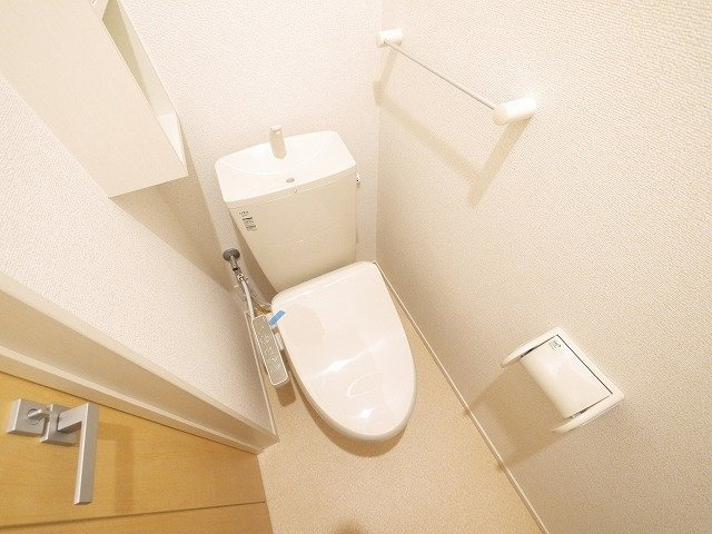 ドルチェのトイレ|収納棚がある、ウォシュレット付きのトイレです