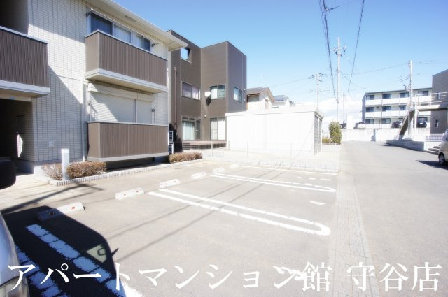 レセンテ紫峰ヶ丘Ｅの駐車場