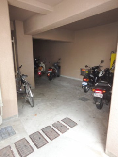 【その他共用部分】 | 屋内駐輪場！大型バイクもOK！
