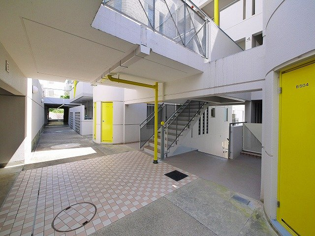 ロイヤルヒルズ東生駒Aのその他共用部分|毎日通る共用通路です