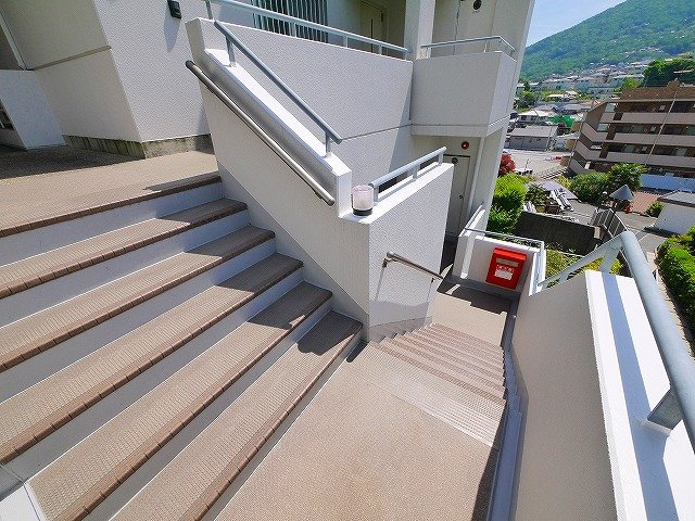 ロイヤルヒルズ東生駒Aのその他共用部分|共用通路です