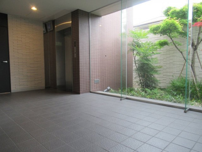 【ロビー】 | パレフルール（河内花園賃貸） | 建物の内部です