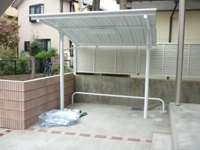 【その他共用部分】 | ヴィルネ | 屋根付きの駐輪場で雨が降っても大切な自転車が濡れなくてすみますね！駅から自転車もおすすめです♪