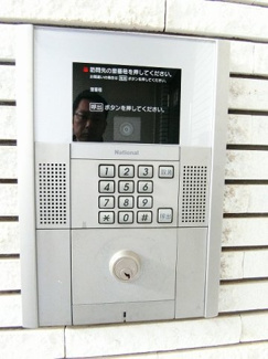 【エントランス】 | 共用エントランスは不審者の侵入を未然に防ぐオートロック付き！防犯対策が充実しているので一人暮らしでも安心ですね♪