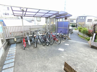 【その他共用部分】 | 屋根付きの駐輪場があるので雨が降っても安心です☆荷物が重いときに自転車があれば助かりますね！