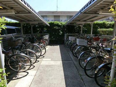 【その他共用部分】 | メゾン南日吉 | 屋根付きの駐輪場があるので雨が降っても大切な自転車が濡れません☆駅から自転車もオススメです♪