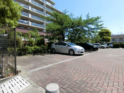 【駐車場】 | メゾン南日吉 | いつでも目の届く敷地内に駐車場を完備しています♪荷物がかさばりがちなお買物にも、車があると便利ですよね☆