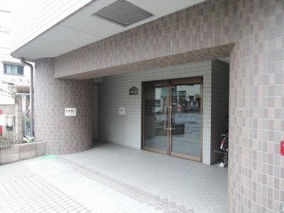【エントランス】 | ファーストクラス伊勢佐木町 | 横浜市営地下鉄ブルーライン「伊勢佐木長者町」駅徒歩5分の好立地！横浜市営地下鉄ブルーライン「阪東橋」駅徒歩9分！JR根岸線「関内」駅徒歩11分の2路線3駅利用可能！