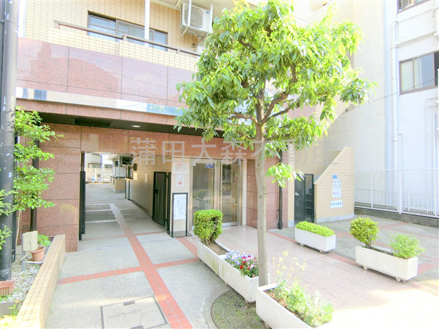 ハイタウン梅屋敷のエントランス