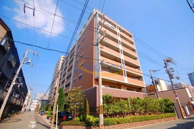 【外観】 | ロイヤル梅田シティ | 十三バイパス近くの閑静な住宅地に建つロイヤル梅田シティは、落ち着いたライトブラウンのタイル貼りの外観が特徴の9階建てのマンションです。2002年10月に竣工しました。