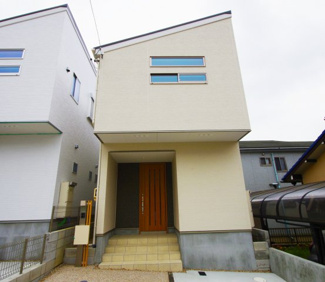 【外観】 | 1号棟　現地（2018年5月）撮影
接道が4ｍ公道の為、入出庫が少し大変です！
間口5.5ｍと少し狭いですが、この物件は設備がとても充実ですよ！！！