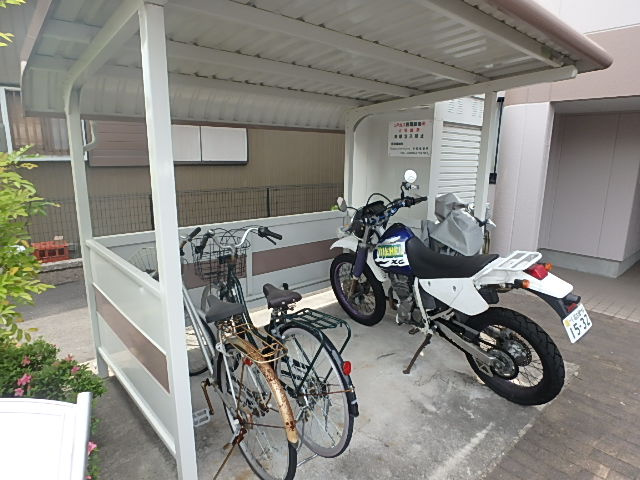 フローラルコート大高の駐車場