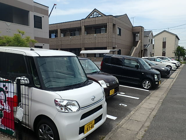 フローラルコート大高の駐車場