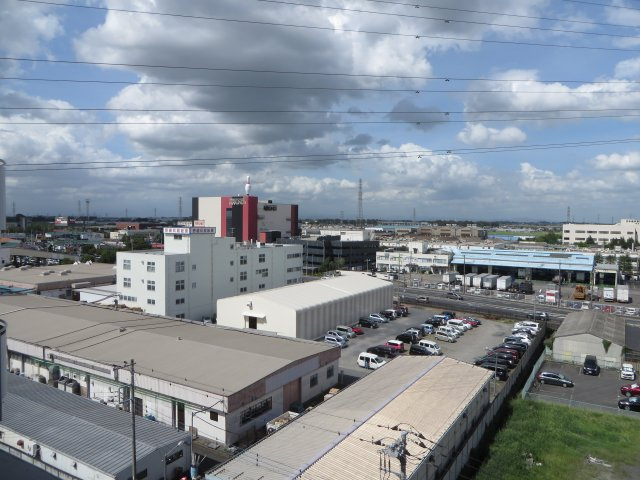 鴻巣市箕田の中古マンションの展望|玄関を出て外廊下から見た景色です。左手側にはドンキホーテやラウンドワンが見えます。