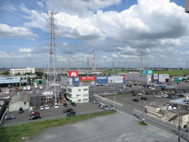 東建ニューハイツ北鴻巣の展望|こちらも玄関を出て外廊下から見た別方向の景色です。ケーズデンキやニトリが見えます。