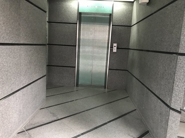 千代田区西神田１丁目の事務所のエントランス