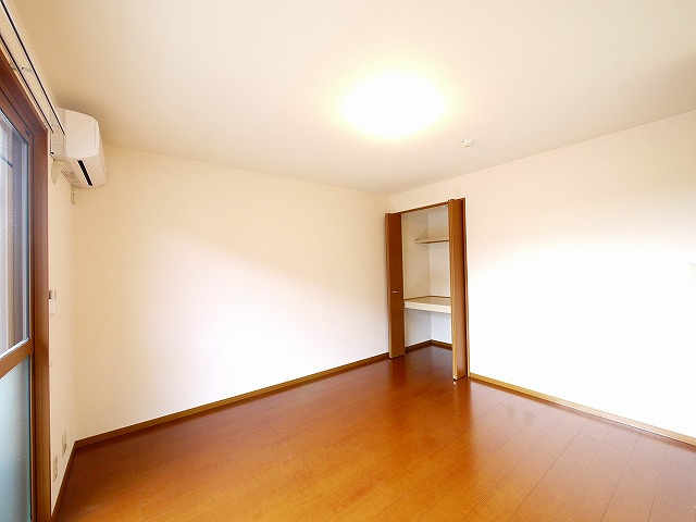 エミネンス　Ｂ棟の居間・リビング|落ち着いた色調のリビングです