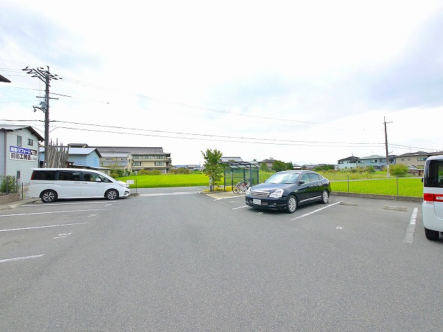 エミネンス　Ｂ棟の駐車場|駐車場があるので、車を買う予定の方も安心です