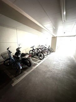 【その他共用部分】 | 屋内駐輪場で雨が降っても大切な自転車が濡れなくてすみますね♪荷物が重いときに自転車があれば助かりますね！