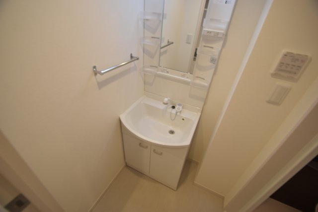 リブリ・リオ船橋の洗面所|独立洗面台です