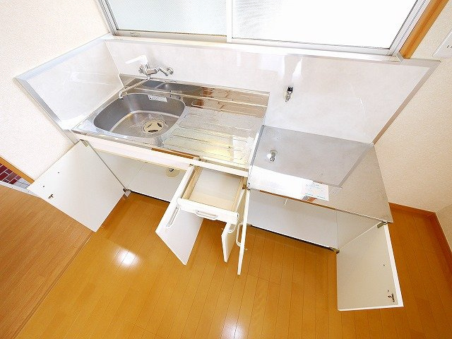山谷住宅Ⅱのキッチン|コンパクトなキッチンで掃除もラクラク