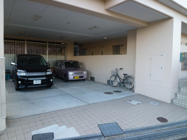 コンフォート北花田の駐車場