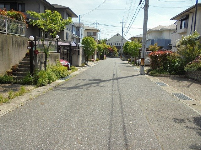 三田市けやき台３丁目　中古戸建の前面道路含む現地写真