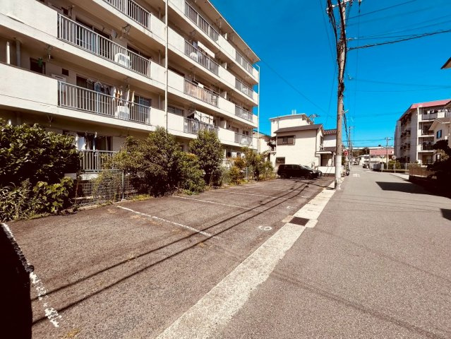 名谷農住団地Ｄ棟の駐車場