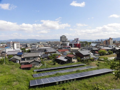 【展望】 | 大津市雄琴1丁目14-36　中古戸建 | 東側隣地と高低差があり、太陽光発電設備設置のため、琵琶湖の眺望を遮るものがありません