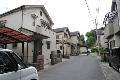 【前面道路含む現地写真】 | 大津市雄琴1丁目14-36　中古戸建 | 物件前面道路