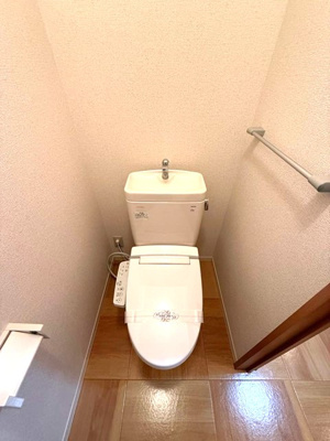 【トイレ】 | カロス桜 | トイレは温水洗浄便座付き♪人気のバストイレ別です♪横にはタオルを掛けられるハンガーもあります☆