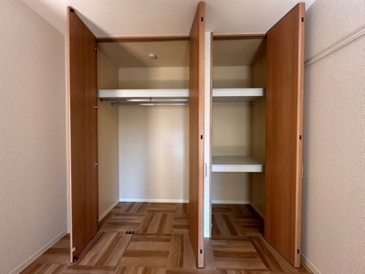 【収納】 | カロス桜 | 洋室6帖のお部屋にあるクローゼット(左)と収納スペース(右)です♪お気に入りのお洋服もすっきり収納できます☆