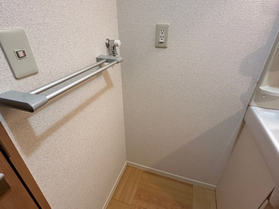 【設備】 | カロス桜 | 洗面所内、洗髪洗面化粧台横にある室内洗濯機置き場です♪室内に置けるので洗濯機が傷みにくい☆