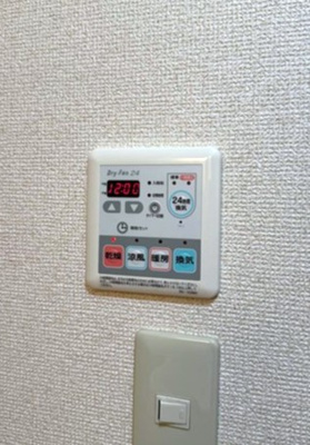 【設備】 | カロス桜 | バスルームの浴室暖房乾燥機で外に干せないお洗濯物もすっきり乾きます♪雨の日のお洗濯もバッチリ！