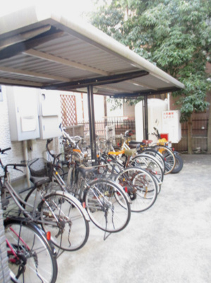 【その他共用部分】 | カロス桜 | 屋根付きの駐輪場で雨が降っても大切な自転車が濡れなくてすみますね♪荷物が重いときに自転車があれば助かりますね！