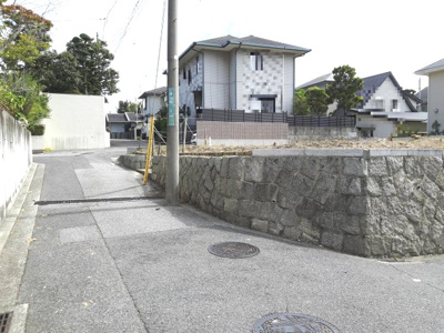 【前面道路含む現地写真】 | 殿山町1番土地 | 北西角付近