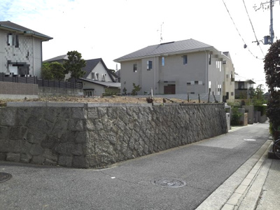 【前面道路含む現地写真】 | 殿山町1番土地 | 北西角から南方向です。