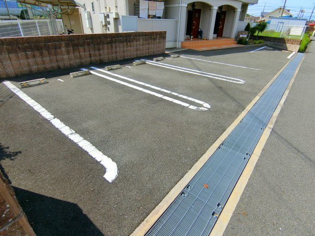 ラフレシール三日市Ⅱの駐車場