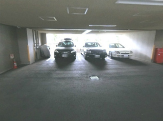 【駐車場】 | いつでも目の届く敷地内に駐車場があります♪荷物がかさばりがちなお買物にも、敷地内駐車場があると便利ですよね☆屋内なので、雨の時の乗り降りもらくらく♪