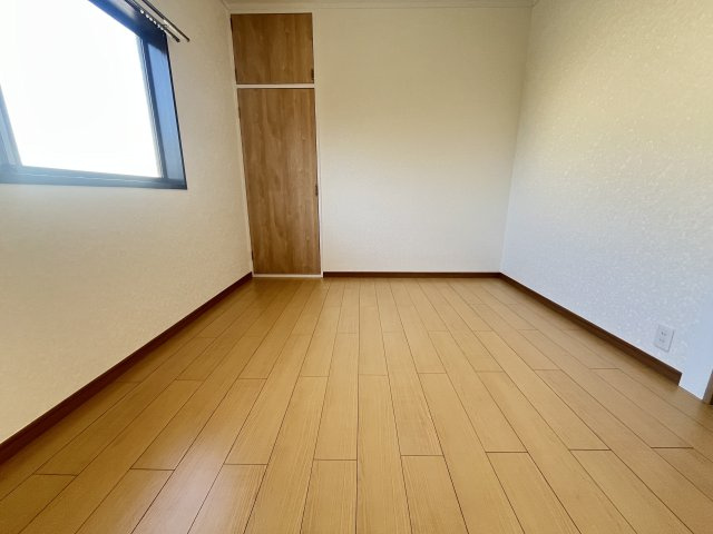 メゾン津々山台の洋室