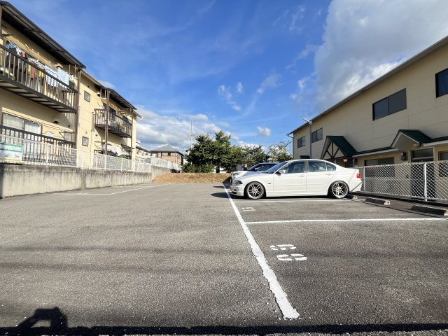 メゾン津々山台の駐車場
